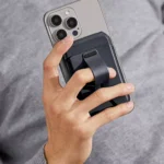 Mano sosteniendo el iPhone con el agarre de la billetera ESR