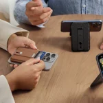 Varias billeteras ESR en uso sobre una mesa de café