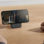 iPhone en horizontal sobre la billetera ESR para ver un video