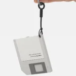 Carcasa gris colgando de su cordón