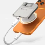 Carcasa pegada a un iPhone y conectada por cable USB-C