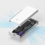 Carcasa SSD NVMe con pantalla abierta, con cuerpo de aluminio y SSD instalado