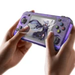 Consola retro portátil R36H en las manos mientras se juega