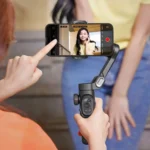 Gimbal para celular en la mano grabando a una persona
