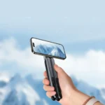 Soporte magnético para celular usado como selfie stick