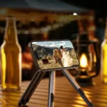 Soporte magnético para celular como trípode sobre una mesa