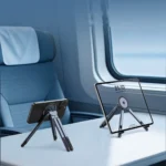 Soporte magnético con un celular y una tablet sobre la mesa de un tren