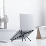 Soporte plegable elevando una laptop