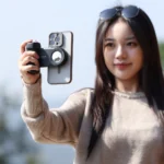 Mujer tomando una foto con el soporte para celular Ulanzi MA35