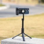 Soporte Ulanzi MA35 con celular sobre un trípode en exteriores